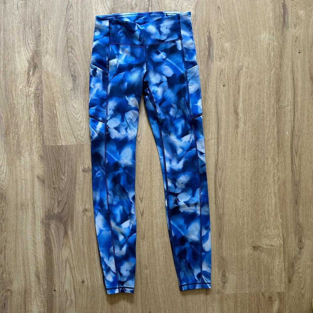 Lululemon Fast and Free High-Rise Tight 25" in blue/white cloud print, Size 4